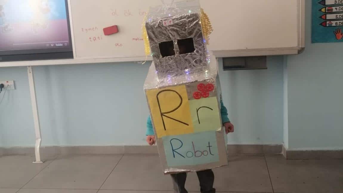 Dedemiz Sınıfımıza Geldi, Robot İle Rrr Harfini Öğrendik.